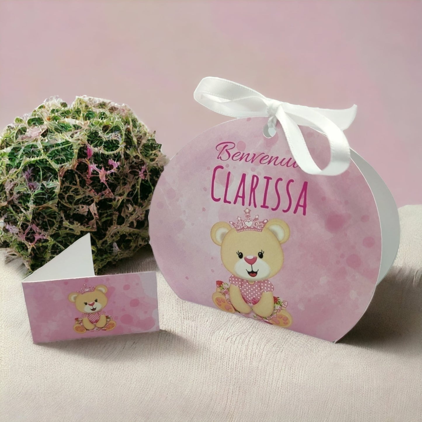 Pz 24+24 | Scatola Portaconfetti personalizzata con nome e data n. 24 scatole confetti + 24 Bigliettini Bomboniera, nastrino per chiusura incluso | Orsetto Bimba 01