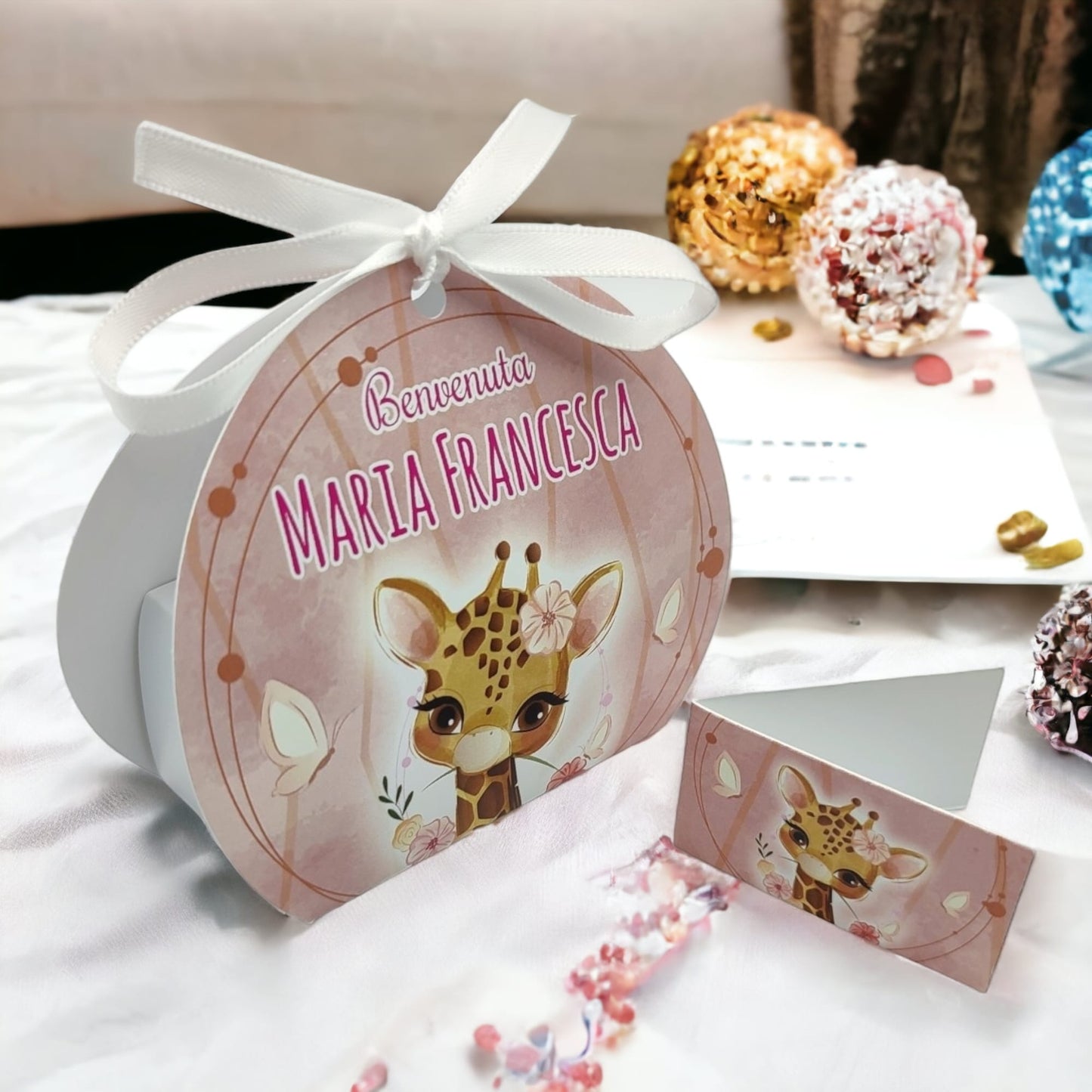 Pz 24+24 | Scatola Portaconfetti personalizzata con nome e data n. 24 scatole confetti + 24 Bigliettini Bomboniera, nastrino per chiusura incluso | Giraffa 28