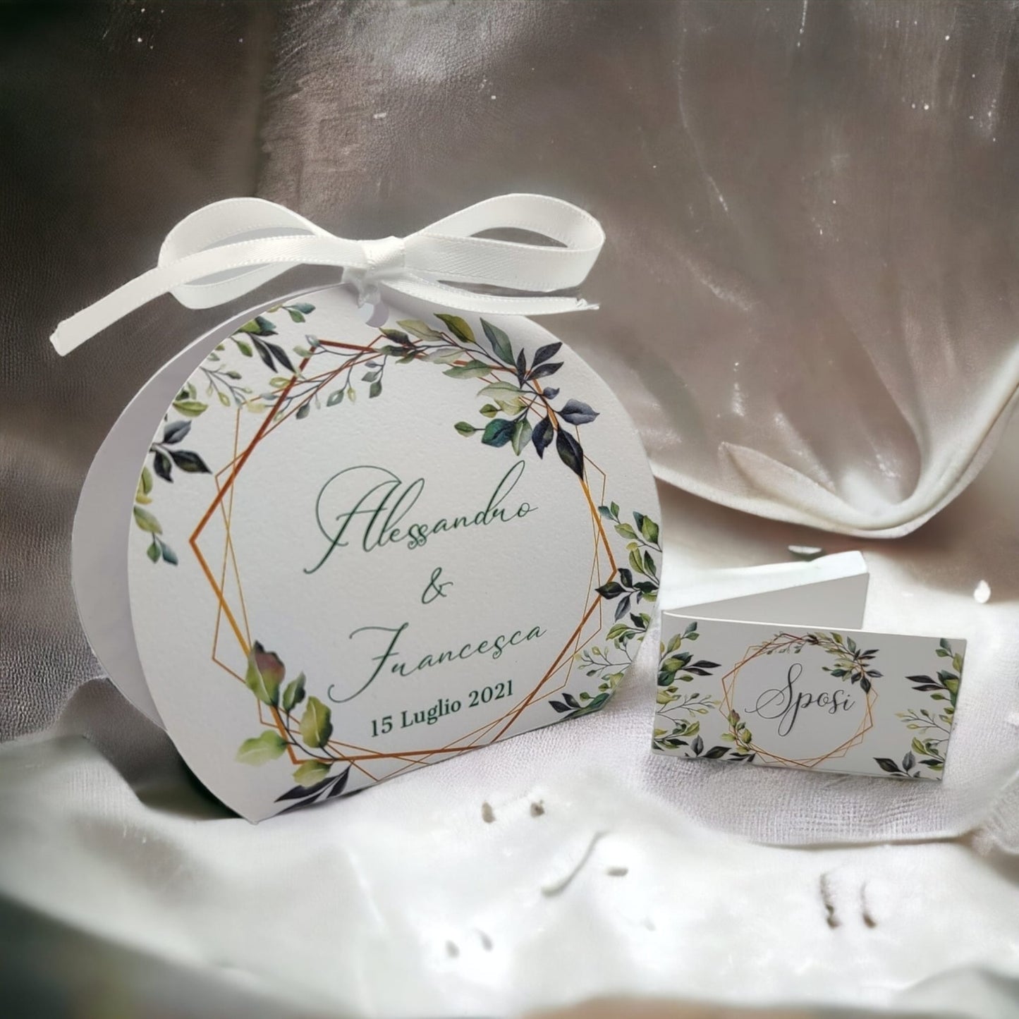 Pz 24+24 | Scatola Portaconfetti personalizzata con nome e data n. 24 scatole confetti + 24 Bigliettini Bomboniera, nastrino per chiusura incluso | Matrimonio 01