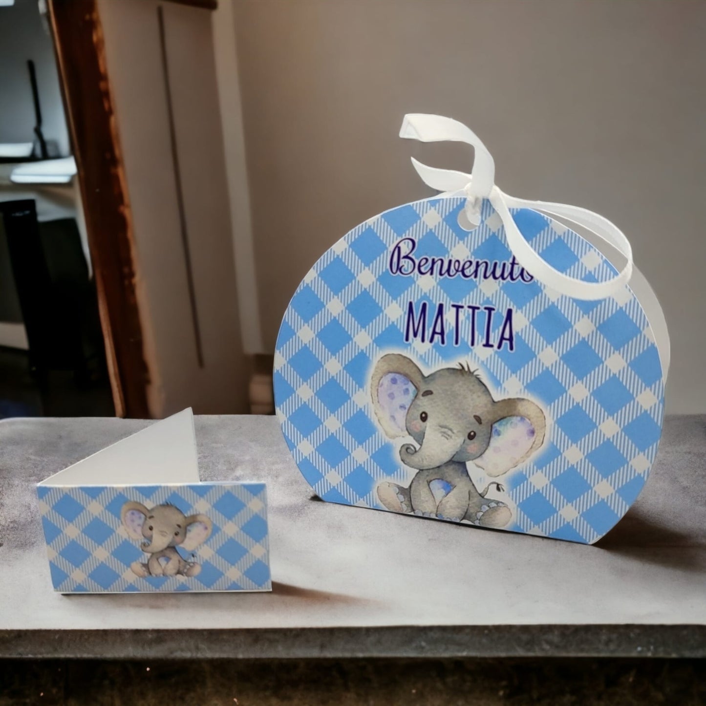Pz 24+24 | Scatola Portaconfetti personalizzata con nome e data n. 24 scatole confetti + 24 Bigliettini Bomboniera, nastrino per chiusura incluso | Elefantino 01